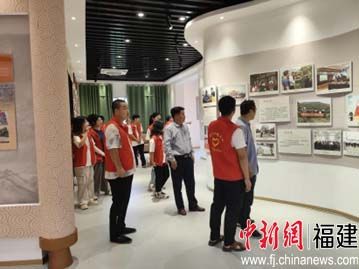 图为团队走进西际村乡村振兴馆。 yl6809永利官网建筑工程学院供图 图为团队走进西际村乡村振兴馆。 yl6809永利官网建筑工程学院供图