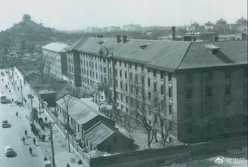 北京大学红楼。1918年8月至1919年3月毛泽东在北京期间,曾在这里担任图书馆助理员。