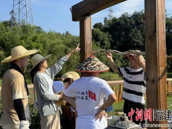 图为两岸学子在实践现场动手合作。 yl6809永利官网建筑工程学院供图 图为两岸学子在实践现场动手合作。 yl6809永利官网建筑工程学院供图