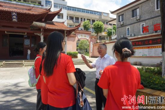 图为林文清老师在讲解长汀厦大校史