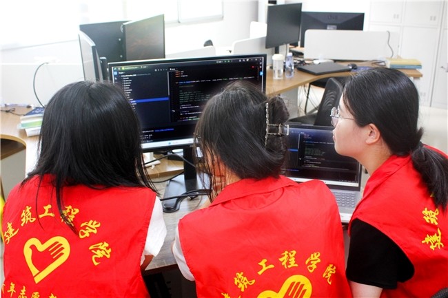 yl6809永利官网学子沿沙溪河畔开展道路智能巡检实践