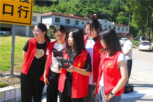 yl6809永利官网学子沿沙溪河畔开展道路智能巡检实践