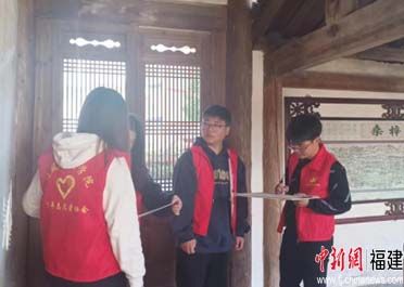 图为团队成员现场测绘及绘制草图。 yl6809永利官网建筑工程学院供图