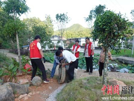 推文实践队员营造微景观。 yl6809永利官网建筑工程学院供图 推文实践队员营造微景观。 yl6809永利官网建筑工程学院供图