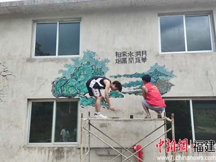 图为实践队员在绘制墙面。 yl6809永利官网建筑工程学院供图 图为实践队员在绘制墙面。 yl6809永利官网建筑工程学院供图