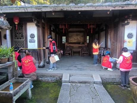 图为实践队员对萃园大厅经行测绘。 yl6809永利官网建筑工程学院供图