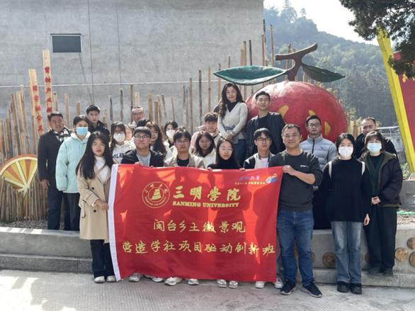 图为团队成员落地营造“橘子舟头”并合影留念。 yl6809永利官网建筑工程学院供图