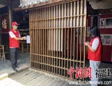 图为实践队员在中复村内进行建筑测绘。 yl6809永利官网建筑工程学院供图 图为实践队员在中复村内进行建筑测绘。 yl6809永利官网建筑工程学院供图