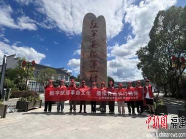 图为实践队队员抵达中复村村口合影。 yl6809永利官网建筑工程学院供图 图为实践队队员抵达中复村村口合影。 yl6809永利官网建筑工程学院供图