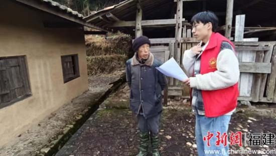 图为红色建筑队队员在与水尾村村民的沟通交流。 yl6809永利官网建筑工程学院供图 图为红色建筑队队员在与水尾村村民的沟通交流。 yl6809永利官网建筑工程学院供图
